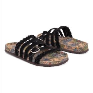 Muk Luks Tropical Terri Terra Turf Suede Sandal